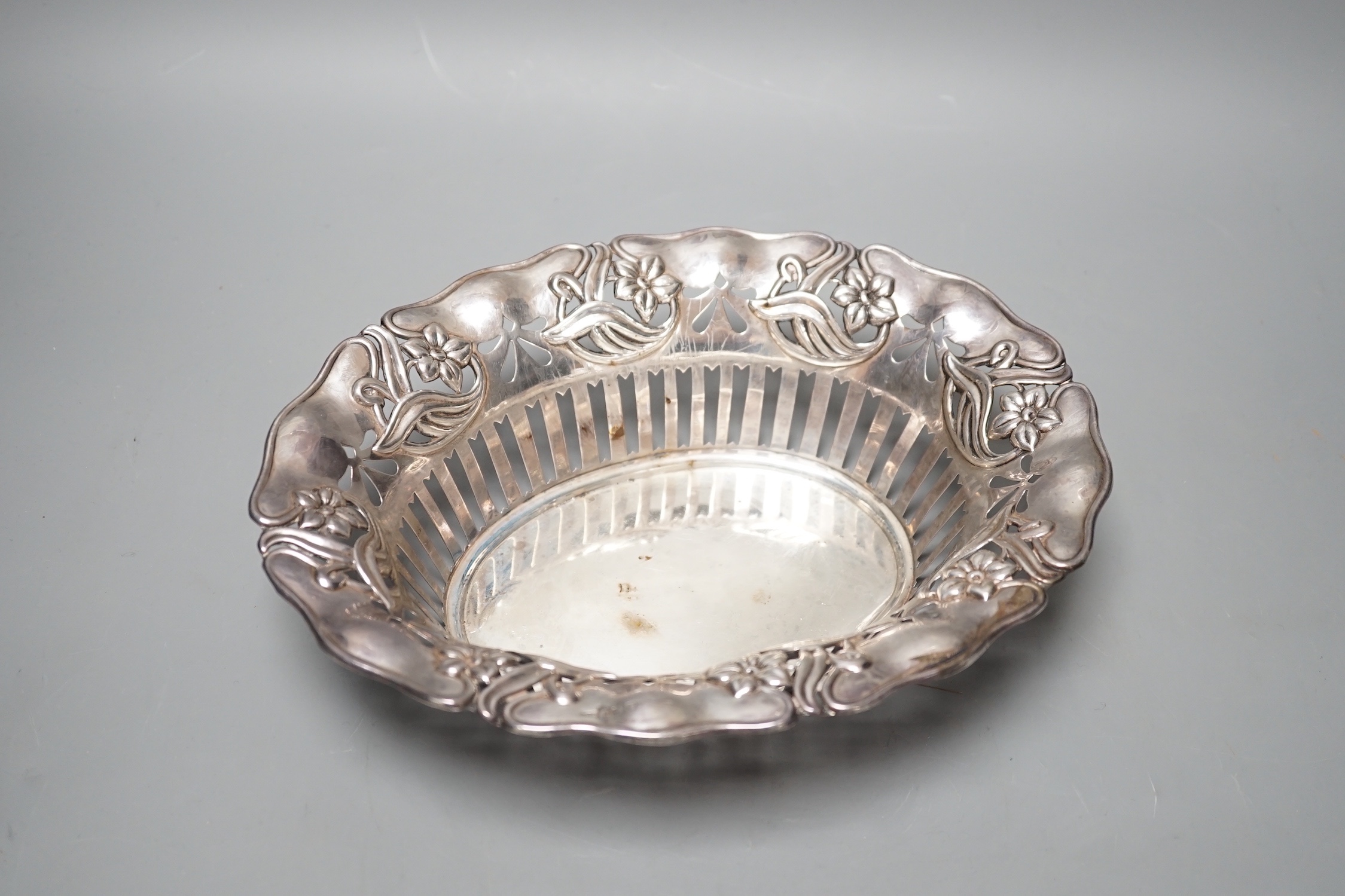 A late Victorian pierced silver oval bowl, Walker & Hall, Sheffield, 1895, 25.4cm, 7.5oz.